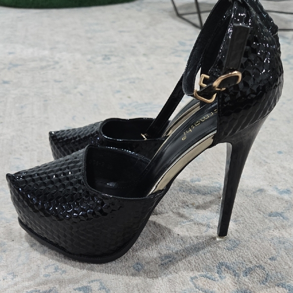 Black Textured Platform Heels - Picture 4 of 6